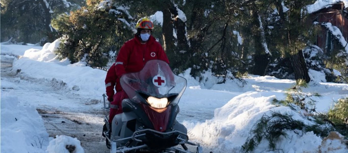 Ο Ελληνικός Ερυθρός Σταυρός απεγκλώβισε κατοίκους που είχαν αποκλειστεί από τη σφοδρή χιονόπτωση (φώτο)